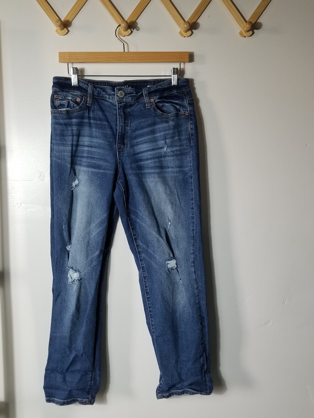 TIME AND TRU WOMEN'S MID RISE DISTRESS JEANS SIZE 10